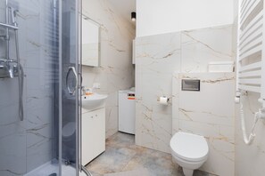 Departamento, 1 habitación, cocina, junto a la playa | Baño | Regadera y toallas 