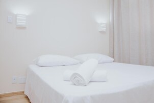 Escritorio, wifi gratis y ropa de cama 