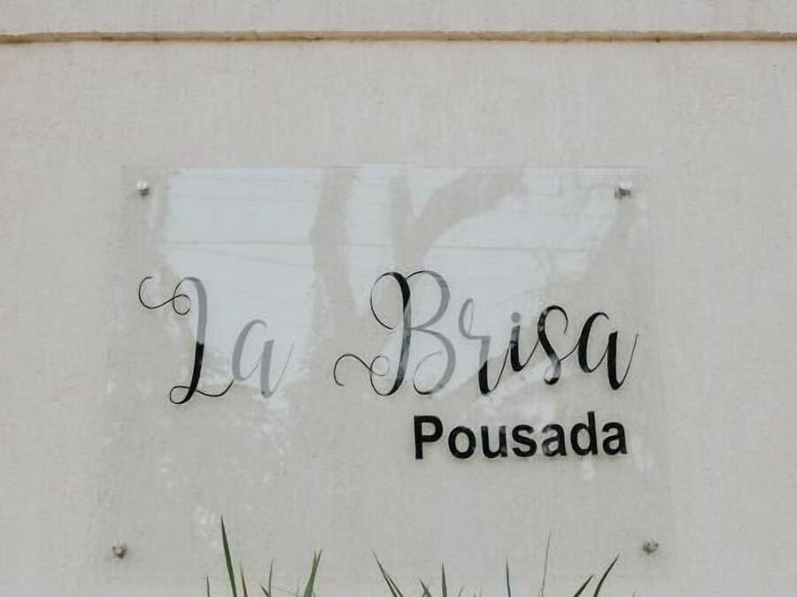 Rakennuksen julkisivussa on kyltti, jossa lukee: ”La Brisa Pousada”.