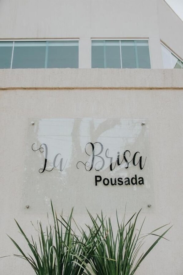 Un letrero con el texto 'La Brisa Pousada' en la fachada de un edificio.