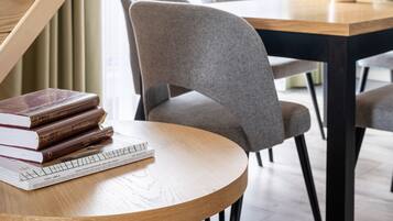 Suite | 1 bedroom, iron/ironing board, free WiFi, bed sheets