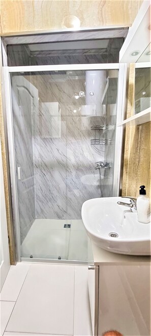 Tiffany 8 | Bathroom | Shower, rainfall showerhead, towels - Tiffany Novalja (Novalja)