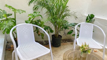 Apartment, 2 Bedrooms, Patio | Property grounds