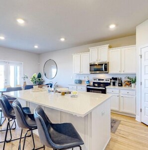 Geladeira, micro-ondas, fogão, cooktop