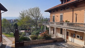 Un patio con una fuente, un balcón con barandilla y un edificio con paredes y ventanas decoradas.