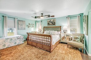 4 bedrooms, iron/ironing board, free WiFi, bed sheets