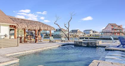 Amazing Pool, Hottub, Pier, Palaypa, Fire pit and BBQ Area!