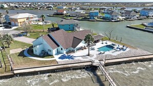 Imóvel à beira-mar com piscina, um cais e vista para o bairro.