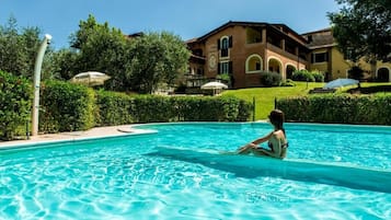 Una piscina al aire libre