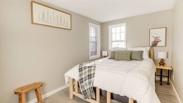 House (2 Bedrooms) | 2 bedrooms, desk, laptop workspace, bed sheets