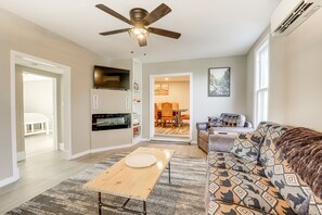 Casa (2 Bedrooms) | Área de sala de estar | Televisión y chimenea 