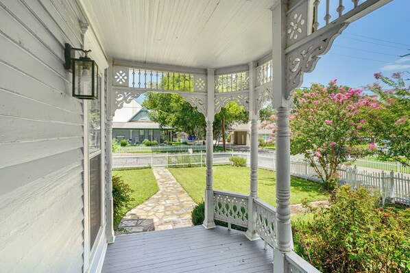 House (3 Bedrooms) | Interior - Granbury Home w/ Fire Pit, Walk to The Square! (Granbury)