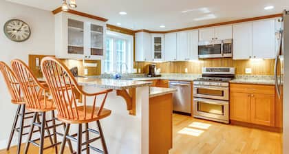 Downtown Ogunquit Home: 1 Mi to Beach!