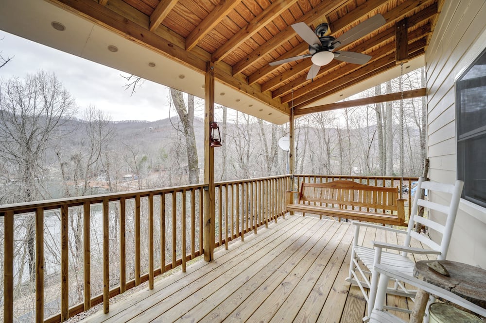 Santeetlah Lake Retreat w/ Dock: Walk to Water! - Robbinsville, NC
