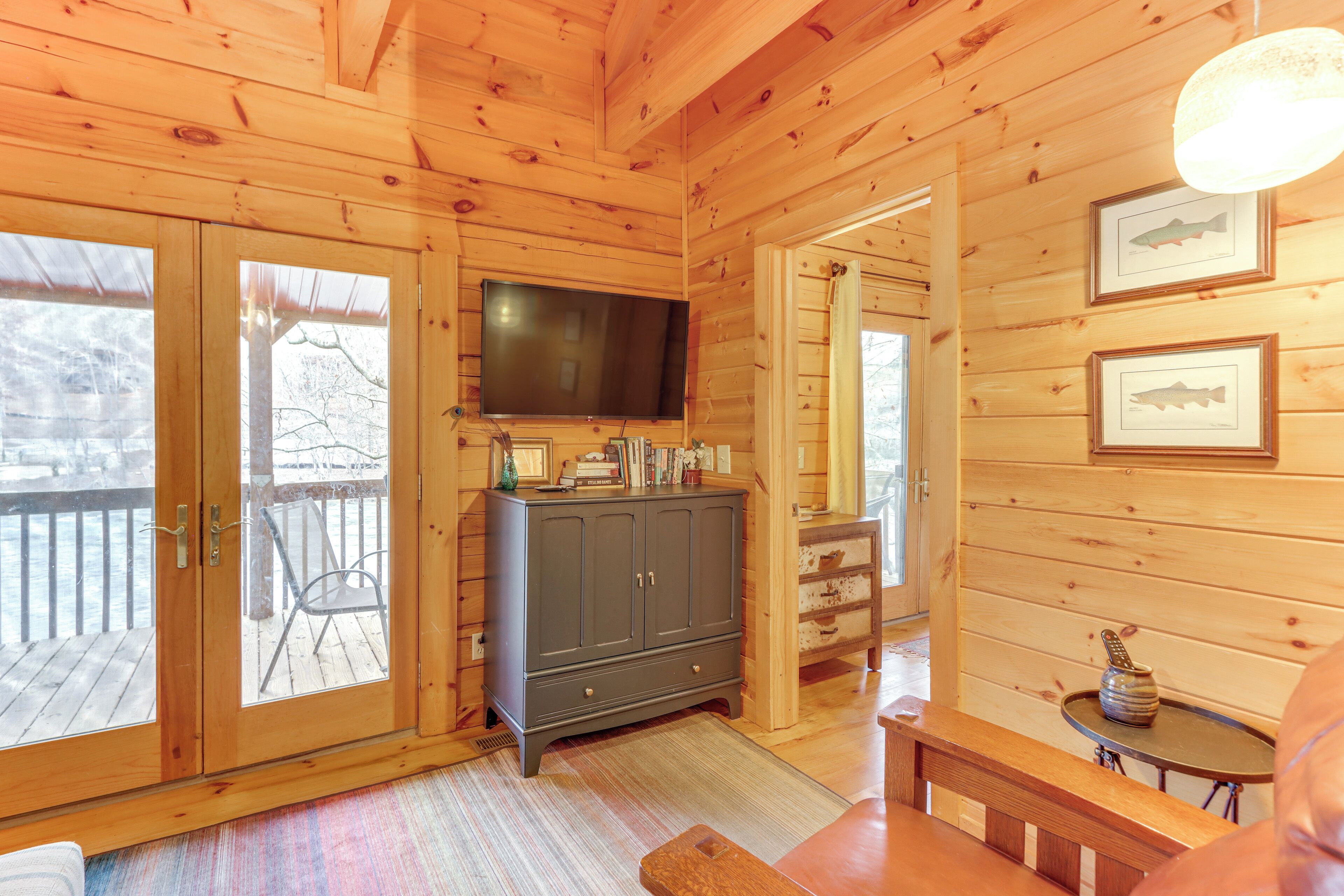 Ein Holzblock-Interieur mit Fernseher, Schrank und Sitzbank.