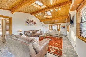 House (2 Bedrooms) | Interior - Ruidoso Cabin w/ Deck ~ 1 Mi to Midtown! (Ruidoso)