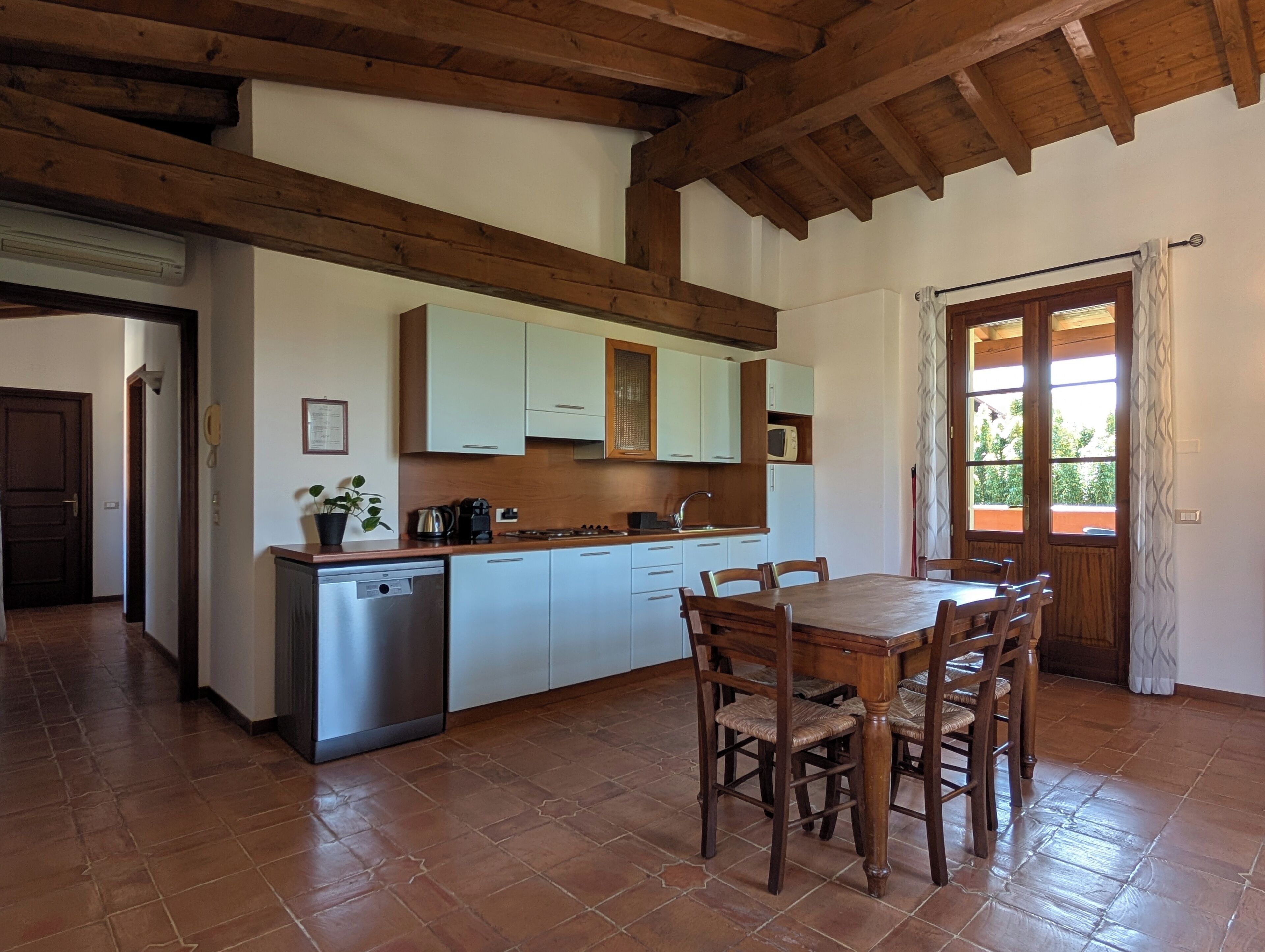 Kühlschrank, Mikrowelle, Herdplatte, Geschirrspüler