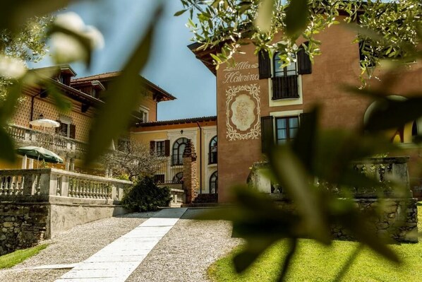 Exterior - Villa Santa Caterina - Apartment, terrace overlooking the garden + swimming pool (Manerba del Garda)
