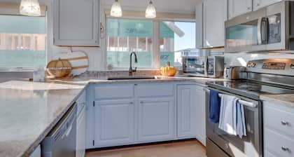 Wells Beach House w/ Ocean-view Deck