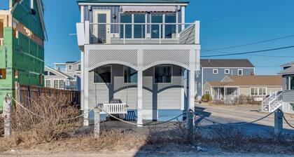 Wells Beach House w/ Ocean-view Deck
