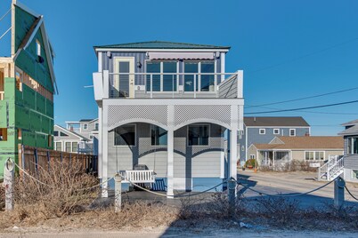 Wells Beach House w/ Ocean-view Deck