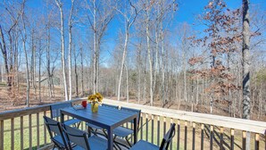 A wooden deck with a table and chairs, surrounded by trees. - Lovely Scottsville Home, Minutes to Bowling Green (Scottsville)
