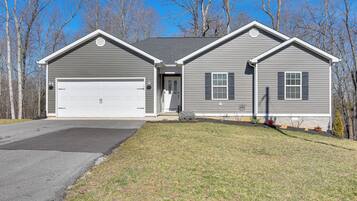 House (4 Bedrooms) | Exterior