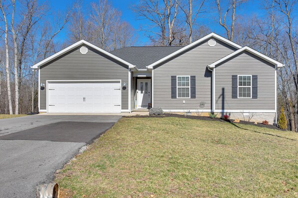 House (4 Bedrooms) | Exterior