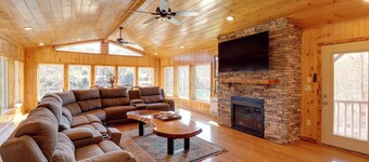 Family-friendly Riverfront Manor on the Little Red