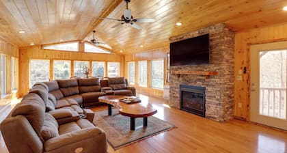 Family-friendly Riverfront Manor on the Little Red