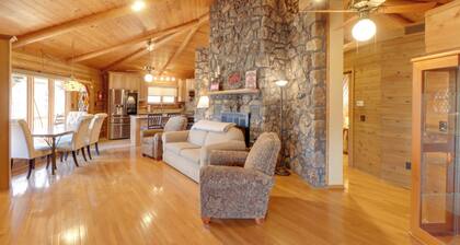 Family-friendly Riverfront Manor on the Little Red