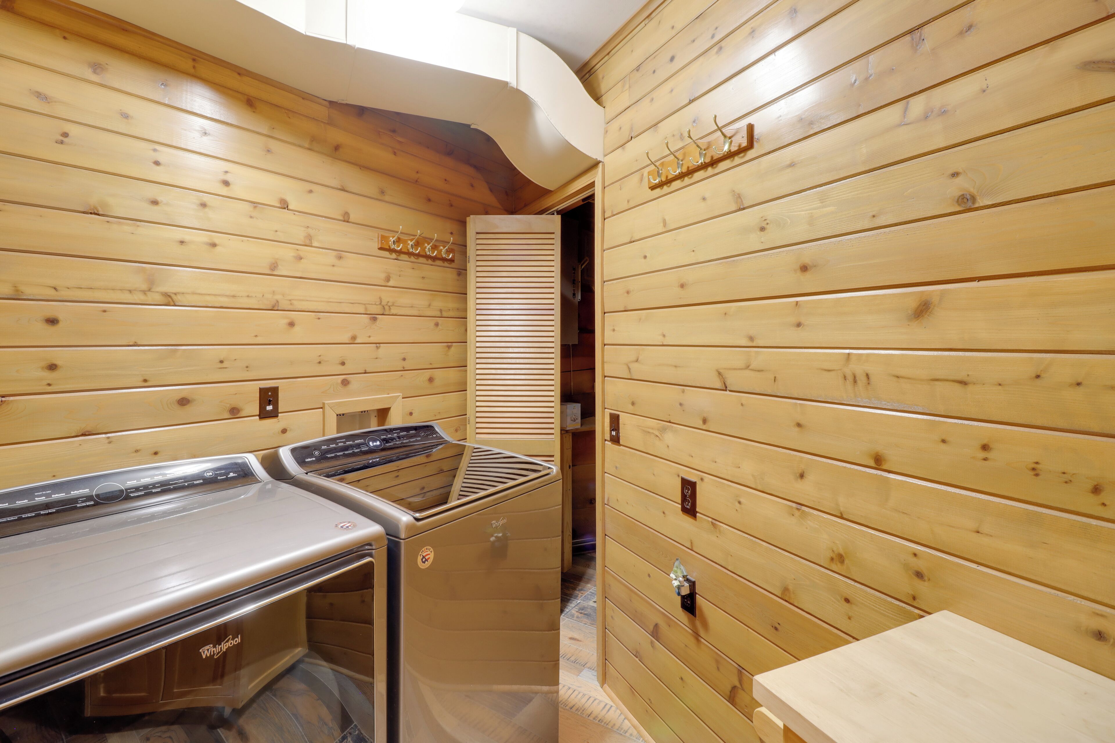 Un cuarto de sauna con paredes de madera y un banco.