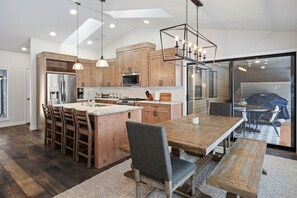 House, 4 Bedrooms | Private kitchen | Fridge, oven, stovetop, coffee/tea maker - 4 Mugho 3 Bedroom Home by RedAwning (Bend)