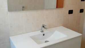 Ducha, secador de pelo, bidet, jabón