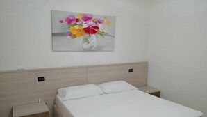 3 habitaciones, tabla de planchar con plancha y ropa de cama 