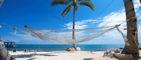 Plage, chaises longues, serviettes de plage