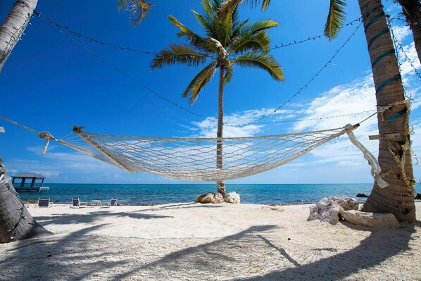 På stranden, liggestole, badehåndklæder