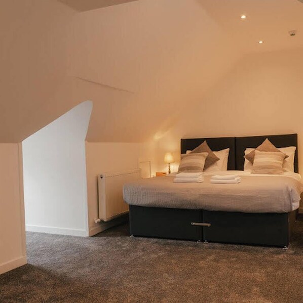 Basic Triple Room | Premium bedding, memory-foam beds, soundproofing, free WiFi - The Ben Bhraggie Inn (Golspie)