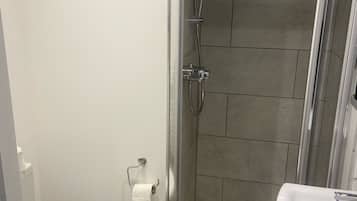 Basic Single Room | Bathroom | Shower, rainfall showerhead, hair dryer, towels