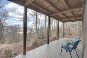 Terrace/patio - Stunning Mtn Retreat-Unplug & Connect with Nature! Fire Pit, Hammocks, Hiking! (Rabun Gap)