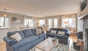 Living area - Stunning Mtn Retreat-Unplug & Connect with Nature! Fire Pit, Hammocks, Hiking! (Rabun Gap)