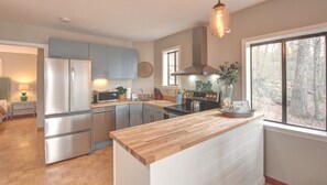 Private kitchen - Stunning Mtn Retreat-Unplug & Connect with Nature! Fire Pit, Hammocks, Hiking! (Rabun Gap)