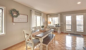 Dining - Stunning Mtn Retreat-Unplug & Connect with Nature! Fire Pit, Hammocks, Hiking! (Rabun Gap)