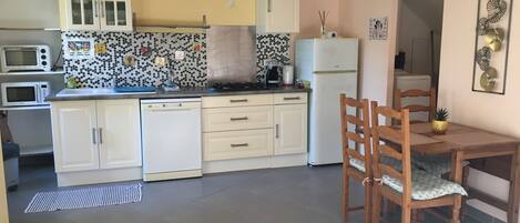 Een koelkast, een magnetron, een oven, een kookplaat