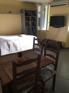 Travel crib, free WiFi - quiet studio with 20m2 terrace (Vidauban)