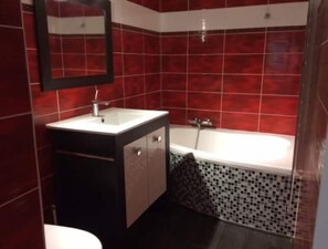 Hair dryer, toilet paper - quiet studio with 20m2 terrace (Vidauban)