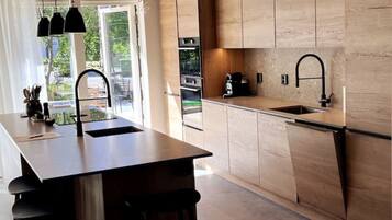 Frigorífico, microondas, horno y placa de cocina