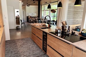 冷蔵庫、電子レンジ、オーブン、コンロ