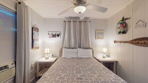 2 bedrooms - Patty's Paradise: 2  BR, 1  BA House in Crystal Beach, Sleeps 4 (Bolivar Peninsula)