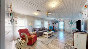 TV - Patty's Paradise: 2  BR, 1  BA House in Crystal Beach, Sleeps 4 (Bolivar Peninsula)